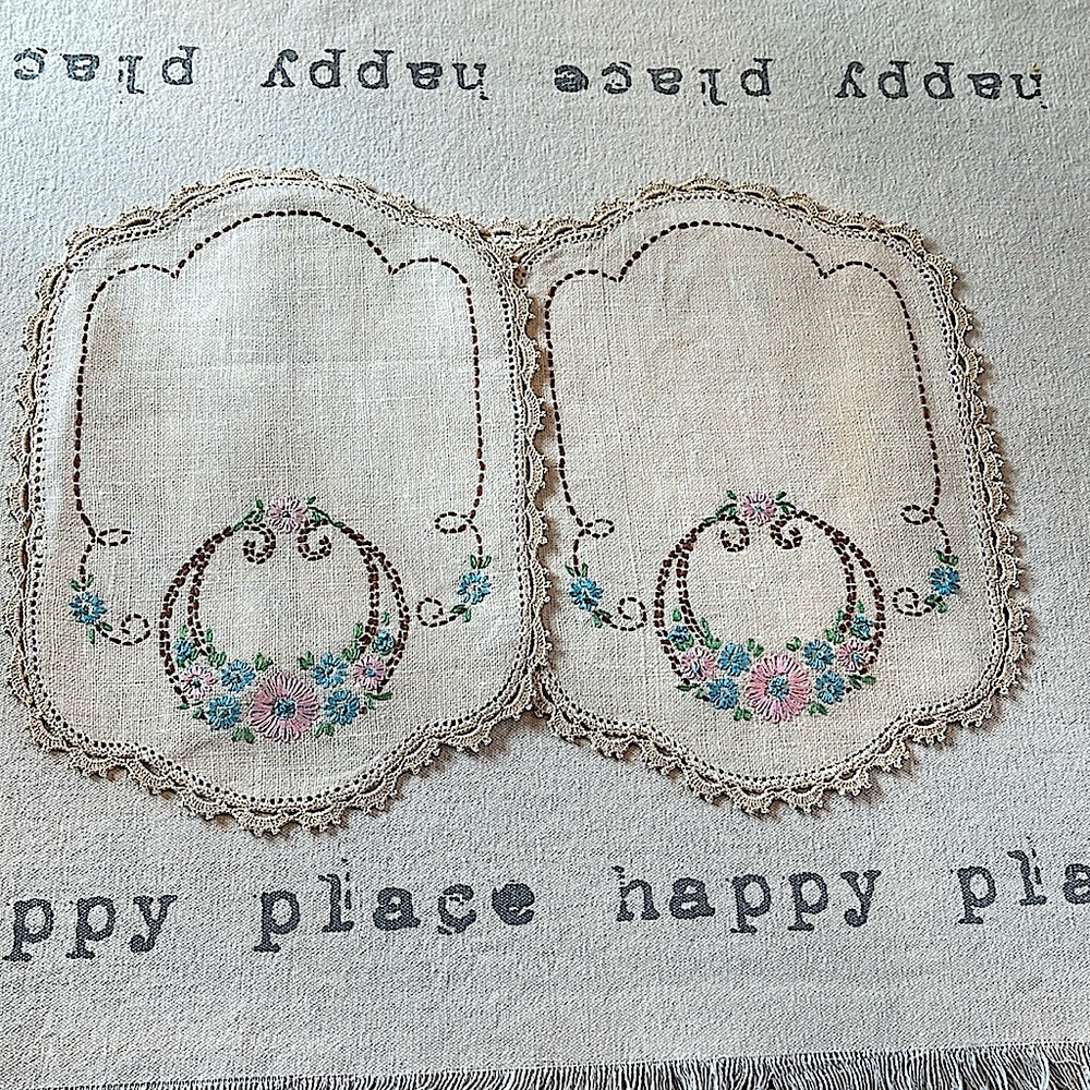 Vintage Linens/Embroider/crochet/Linen3 piece